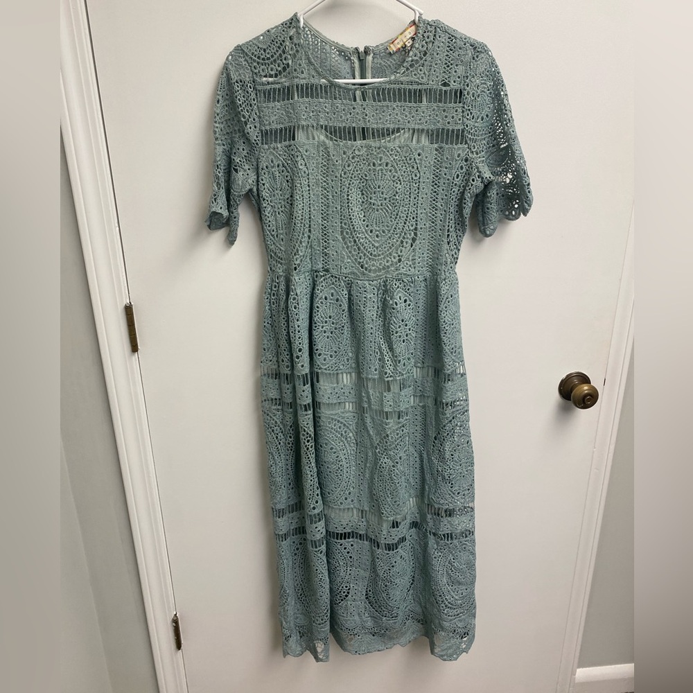 Chic Lace Midi Dress in Blue